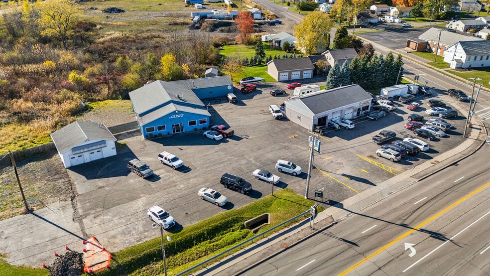 Jose's Collision Corner portfolio of 3 properties for sale on LoopNet.co.uk - Building Photo - Image 2 of 17