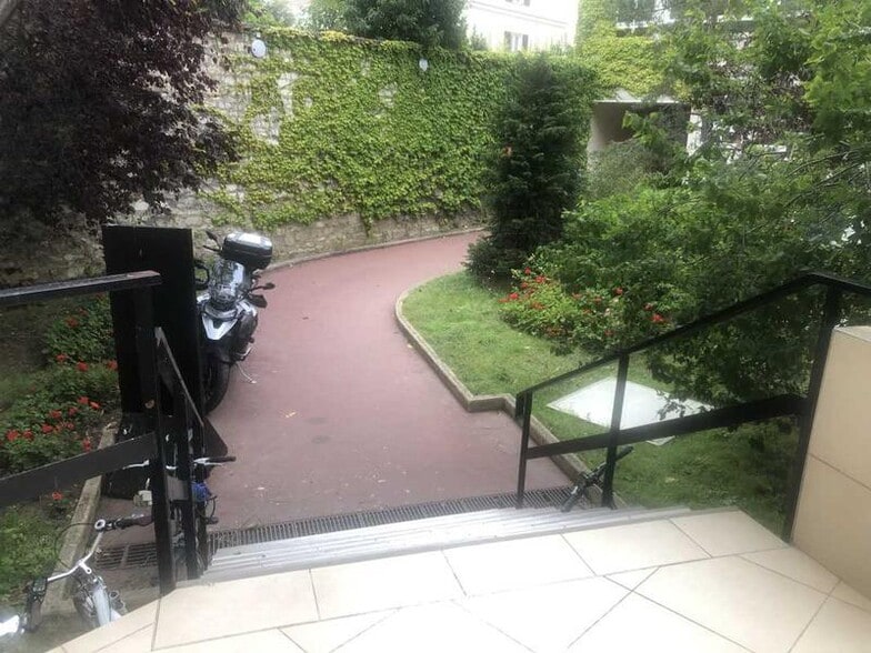 Office in Neuilly-sur-Seine to rent - Building Photo - Image 3 of 7
