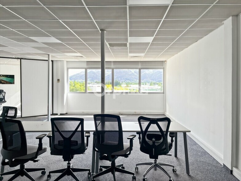 Office in Aubagne to rent - Interior Photo - Image 2 of 8