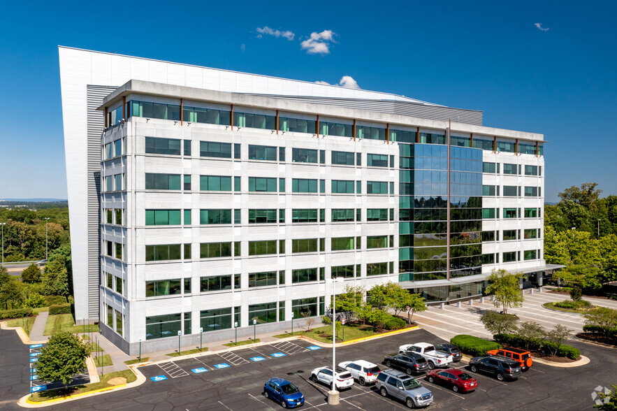 21000 Atlantic Blvd, Dulles, VA for rent - Building Photo - Image 1 of 14