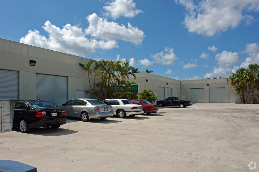 8280 NW 27th St, Miami, FL for rent - Building Photo - Image 3 of 8