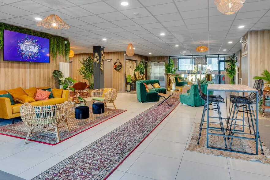 2 Impasse Serge Reggiani, Saint-Herblain to rent - Lobby - Image 3 of 5