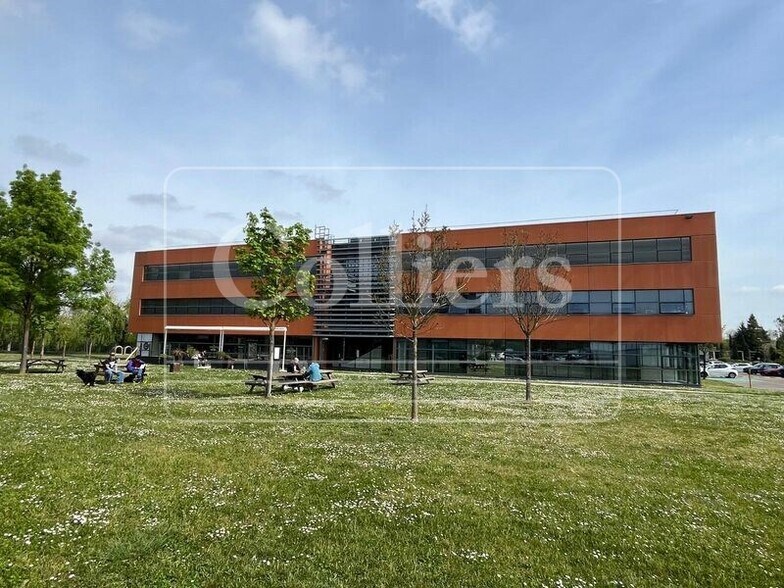 117 Allée Des Parcs, Saint-Priest to rent - Building Photo - Image 1 of 17