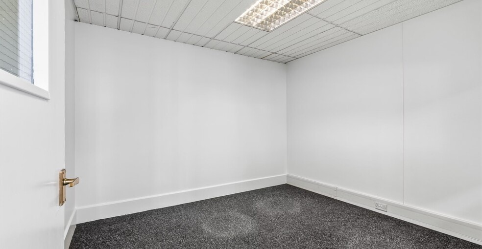 Unit 10 Wrens Court, 48 Victoria Rd, Sutton Coldfield to rent - Interior Photo - Image 3 of 9