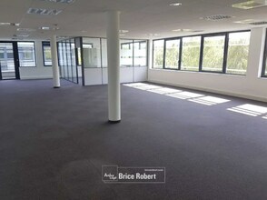 Office in Saint-Priest to rent Interior Photo- Image 2 of 7