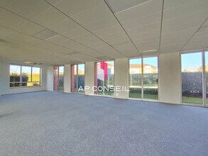 Office in Voisins-le-Bretonneux to rent Building Photo- Image 1 of 9