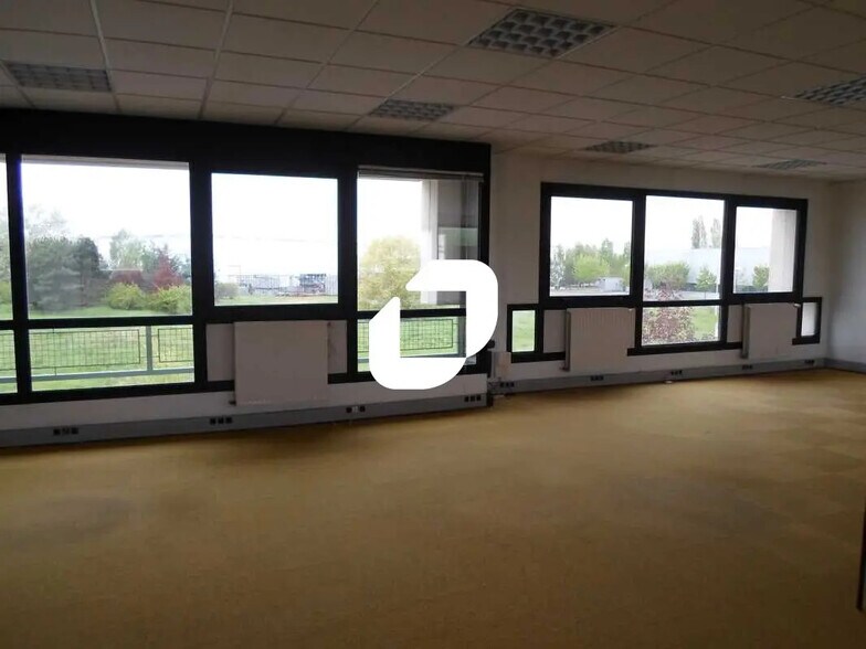 9 Place Marcel Rebuffat, Villejust to rent - Interior Photo - Image 3 of 10