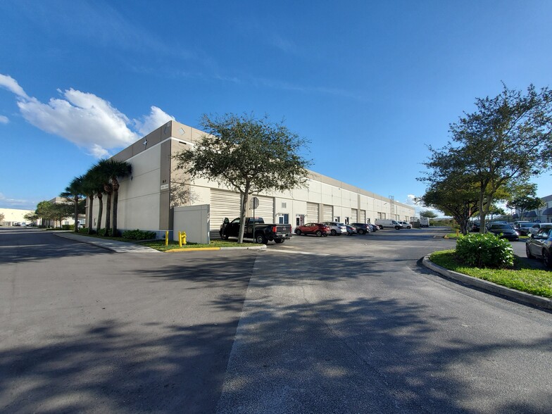 12062-12090 Miramar Pky, Miramar, FL for rent - Building Photo - Image 2 of 4