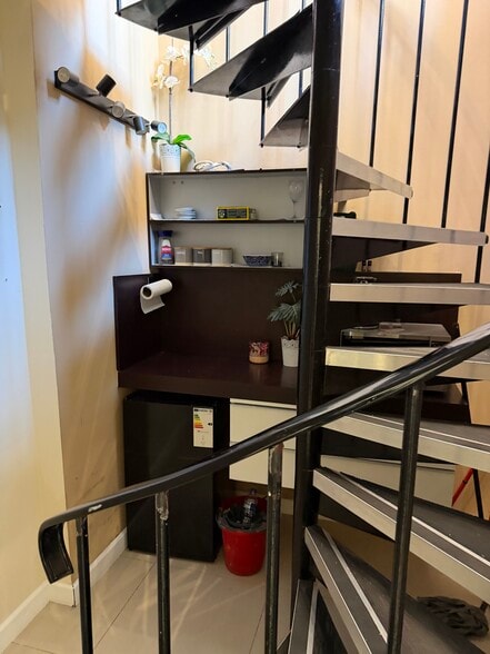 43 Moreton St, London to rent - Building Photo - Image 3 of 7