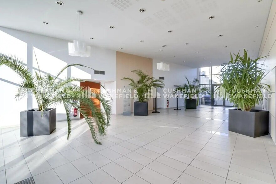 3 avenue du Canada, Les Ulis to rent - Building Photo - Image 3 of 16