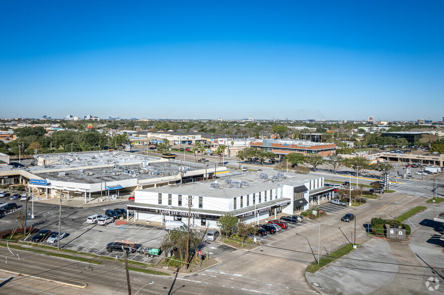 6802 Mapleridge St, Bellaire, TX for rent - Aerial - Image 3 of 4