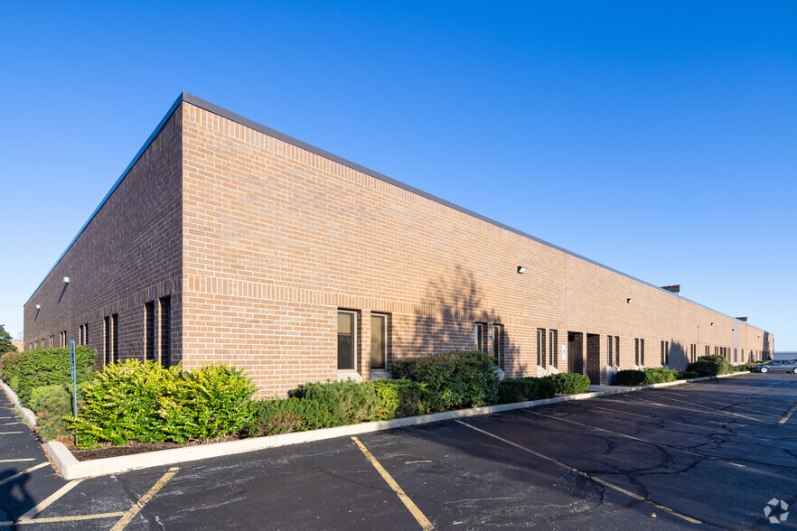 740-750 Pinecrest Dr, Prospect Heights, IL for rent - Building Photo - Image 3 of 7