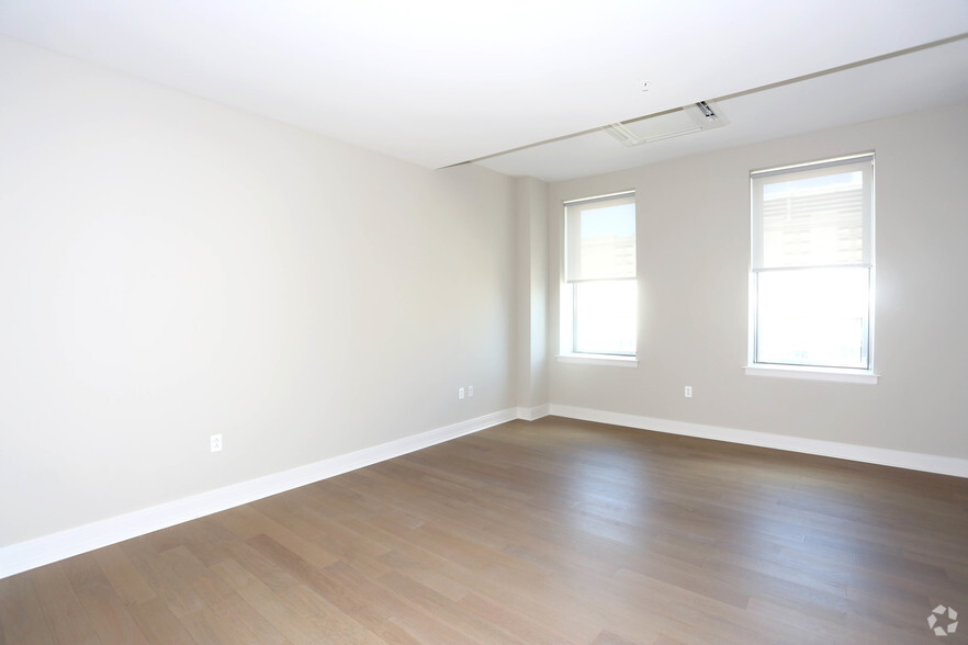 300 Saint Paul Pl, Baltimore, MD for rent - Interior Photo - Image 3 of 6