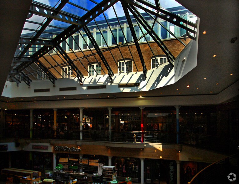 16-20 Shorts Gdns, London to rent - Lobby - Image 2 of 5