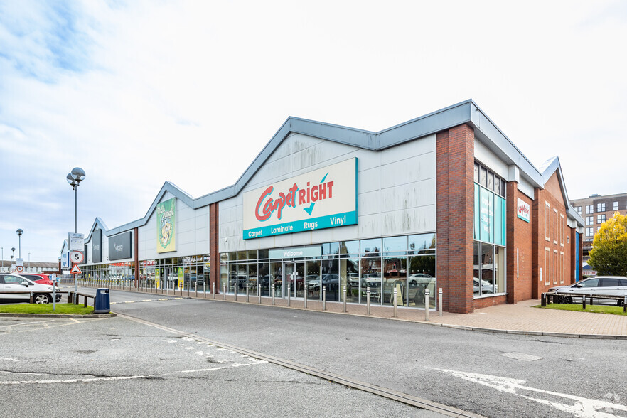 Pinners Brow Retail Park, Warrington for rent - Primary Photo - Image 1 of 4