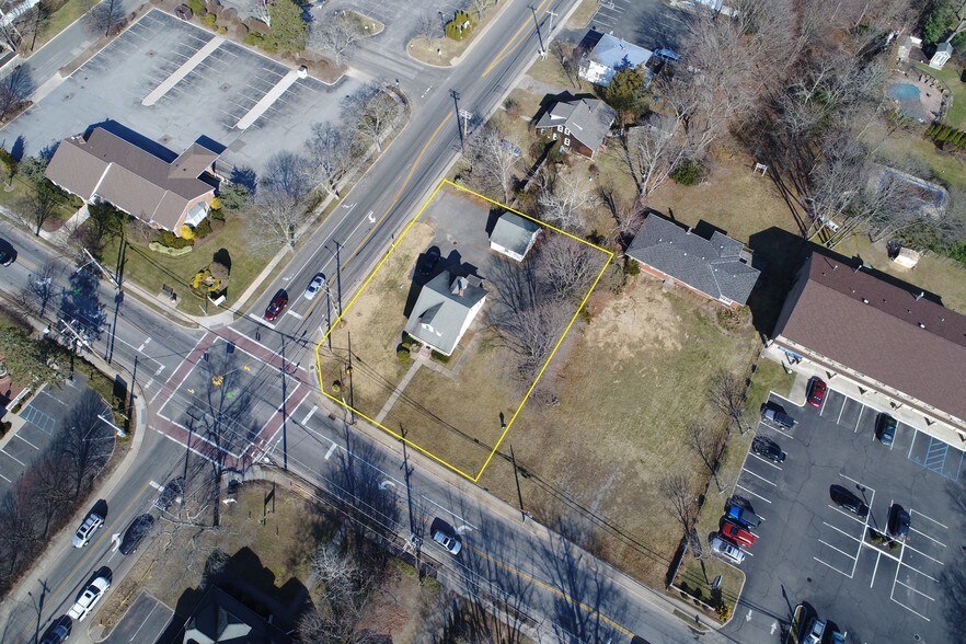 217 Lake Ave, Saint James 11780 UK