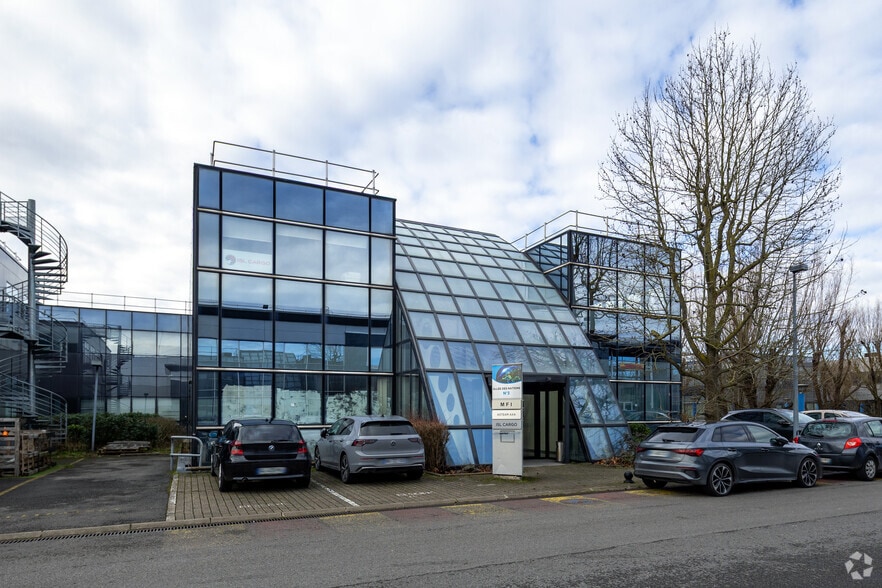385 Rue De La Belle Etoile, Roissy-en-France to rent - Building Photo - Image 2 of 2