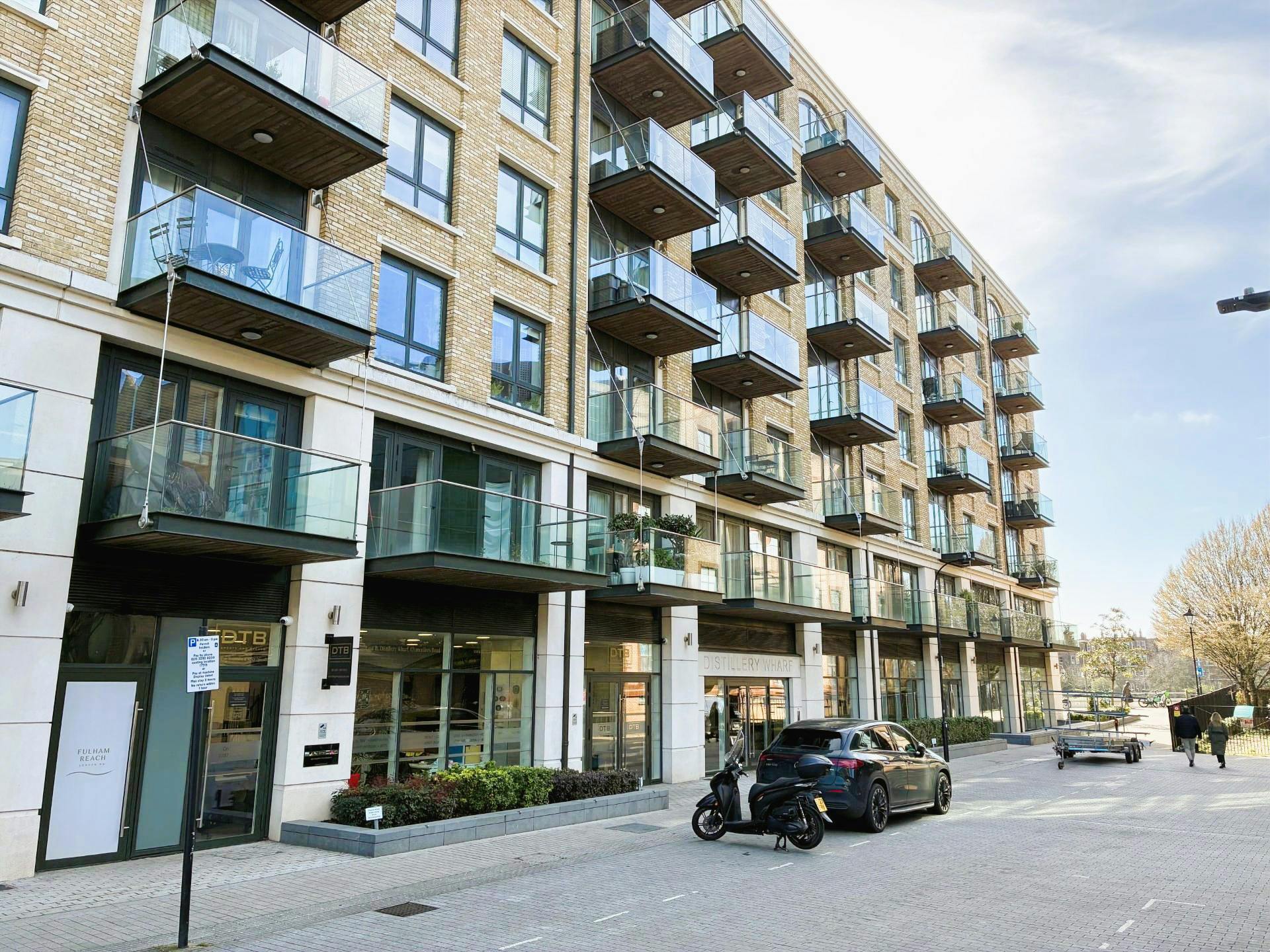 Regatta Ln, London to rent Building Photo- Image 1 of 14