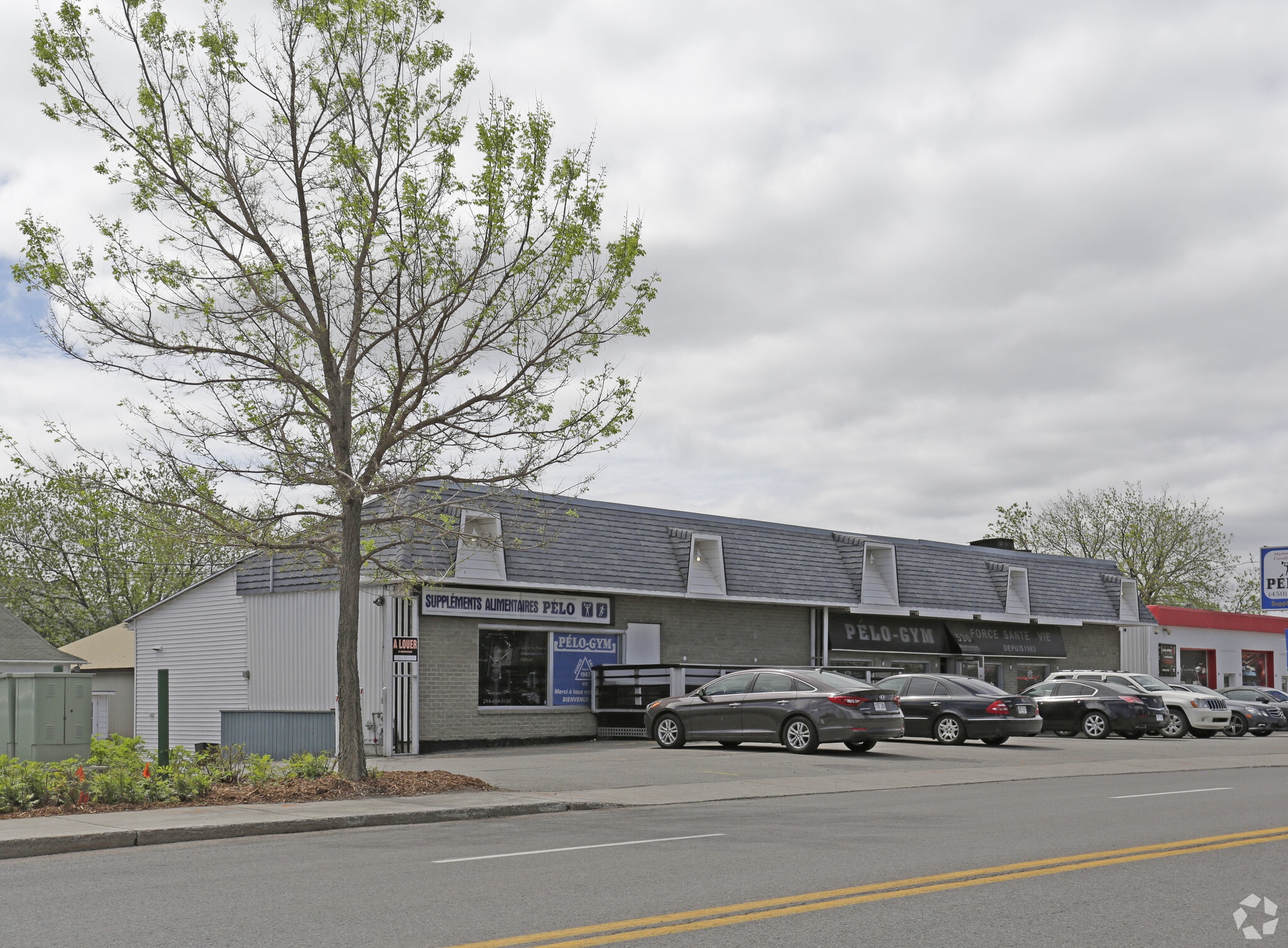 530-530C Rue Notre Dame portfolio of 2 properties for sale on LoopNet.co.uk Primary Photo- Image 1 of 2