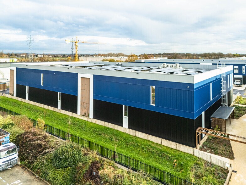 Light Industrial in Moissy-Cramayel to rent - Building Photo - Image 2 of 11