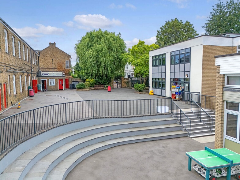 6A Oakington Way, London to rent - Primary Photo - Image 2 of 9