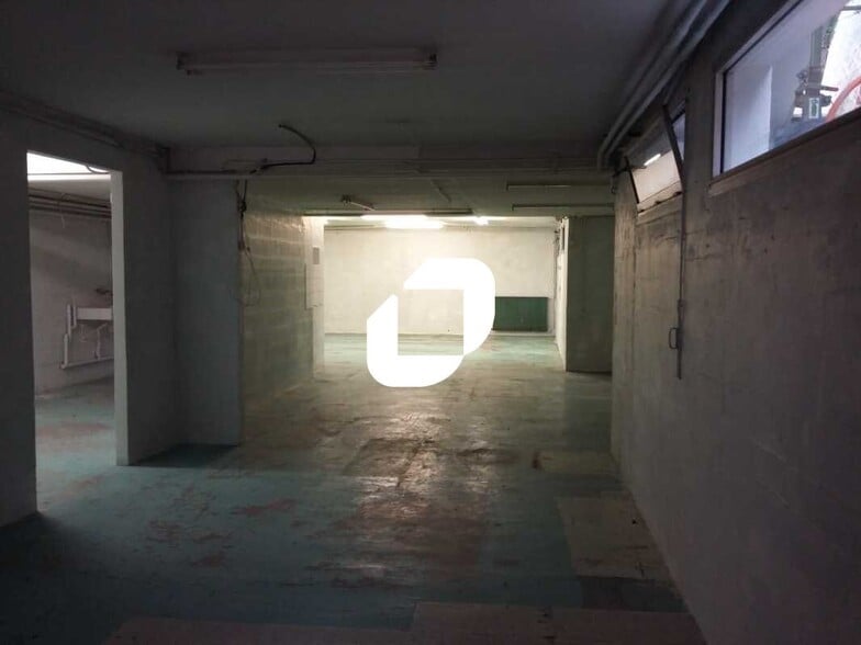 Light Industrial in Bièvres to rent - Interior Photo - Image 2 of 9