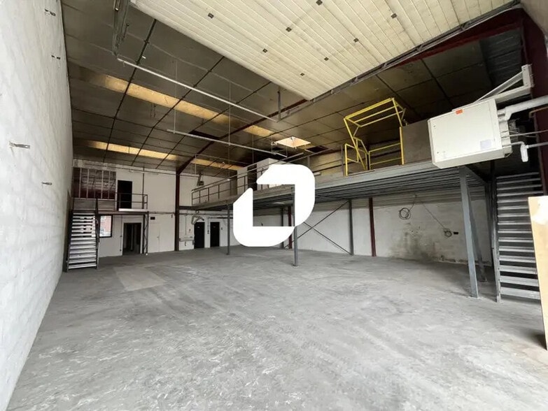 Light Industrial in Vaulx-en-Velin to rent - Interior Photo - Image 2 of 10