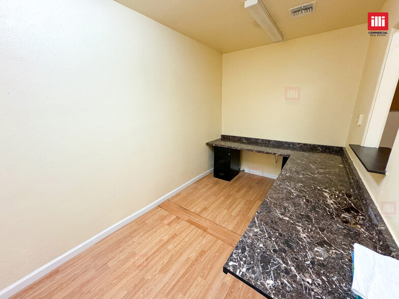 14435 Hamlin St, Van Nuys, CA for rent - Interior Photo - Image 3 of 8