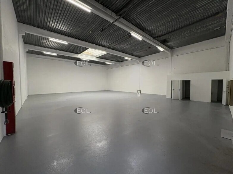 Light Industrial in Éragny to rent - Interior Photo - Image 2 of 13