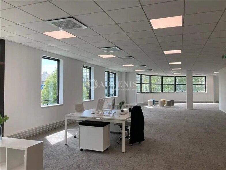 Office in Vélizy-Villacoublay to rent - Building Photo - Image 2 of 5