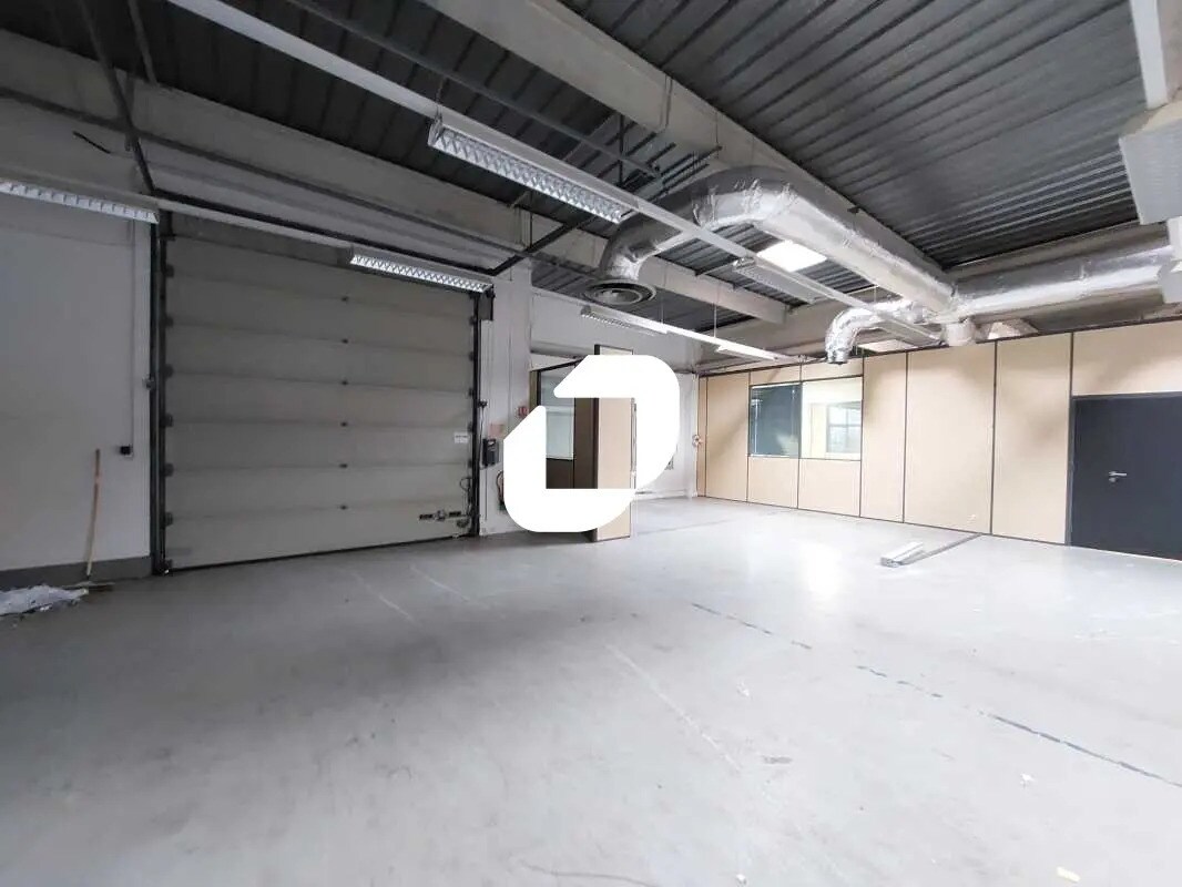 Light Industrial in Trappes to rent Interior Photo- Image 1 of 9