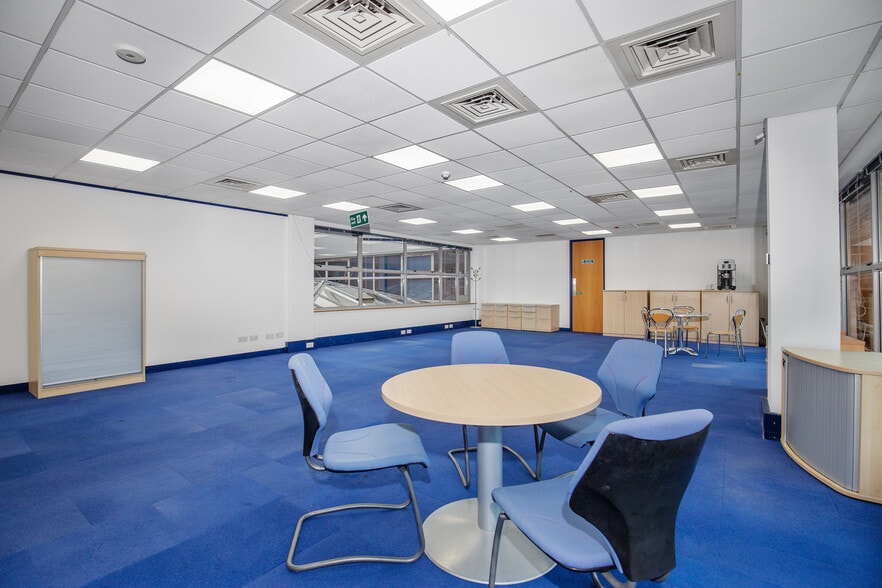 55 Station Rd, Beaconsfield to rent - Interior Photo - Image 2 of 7