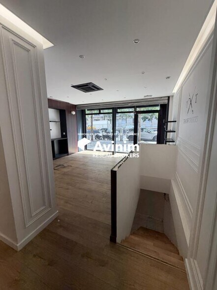 Retail in Paris to rent - Interior Photo - Image 2 of 4