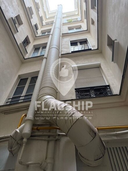 Retail in Paris to rent - Interior Photo - Image 3 of 3