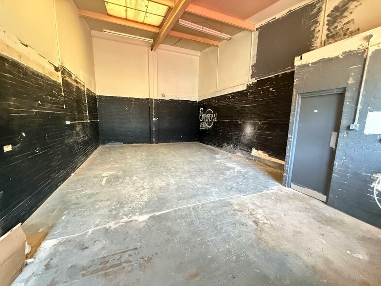 18-44 Benedict Sq, Peterborough to rent - Building Photo - Image 2 of 3