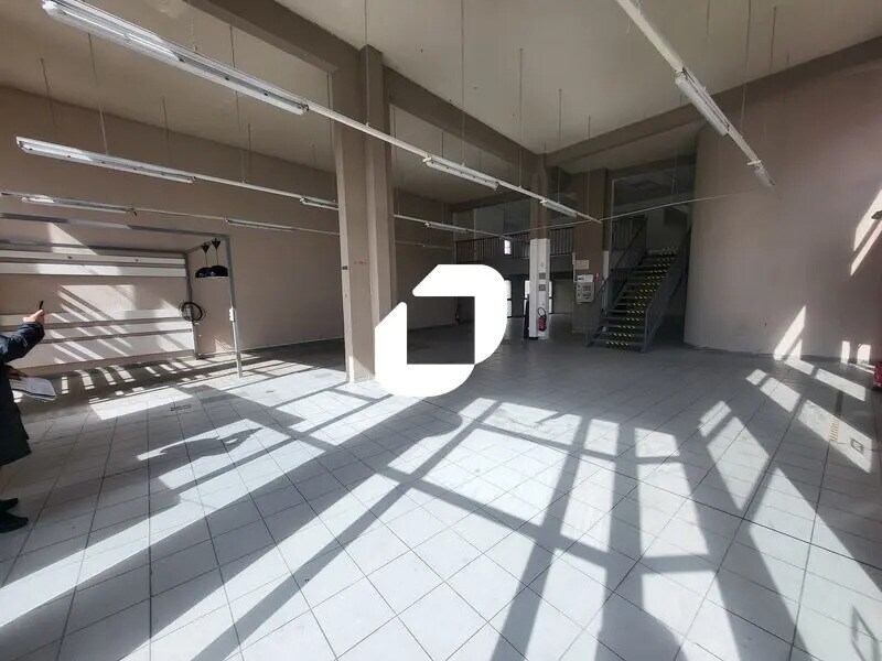 Retail in Houilles to rent Interior Photo- Image 1 of 2