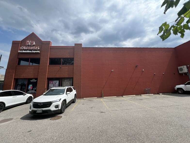 Retail in Glendale, NY for rent - Building Photo - Image 3 of 4