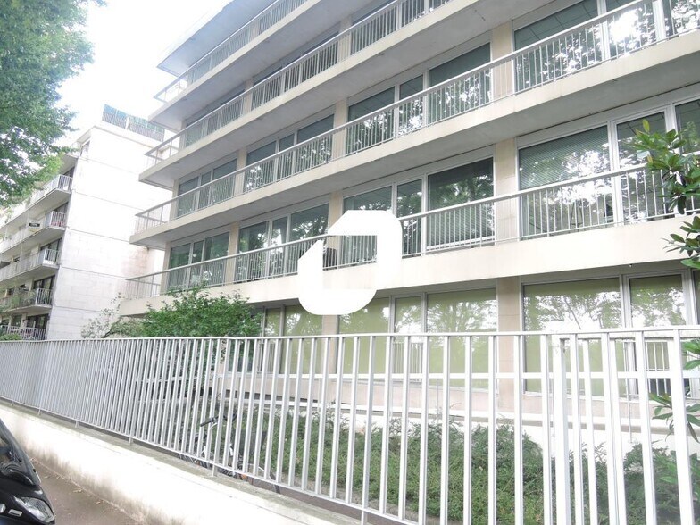 Office in Saint-Cloud to rent - Building Photo - Image 2 of 9