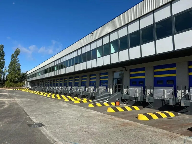Industrial in Saint-Witz to rent - Building Photo - Image 2 of 22