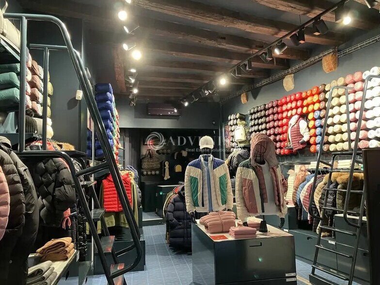 Retail in Bourges for sale - Interior Photo - Image 2 of 3