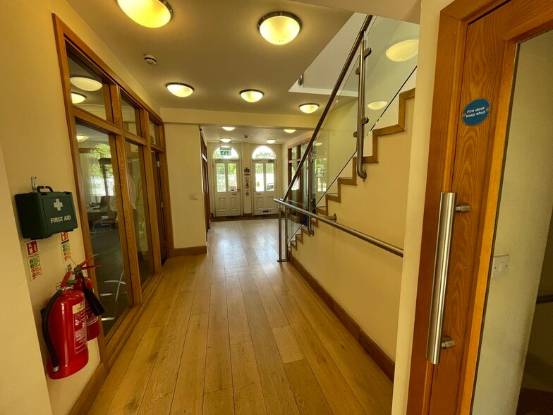 85 Hills Rd, Cambridge to rent - Building Photo - Image 3 of 8