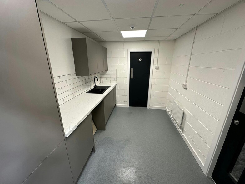 Excalibur Way, Manchester to rent - Building Photo - Image 3 of 6