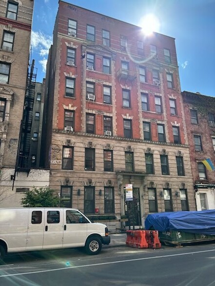 240 E 9th St, New York, NY for sale - Building Photo - Image 2 of 5