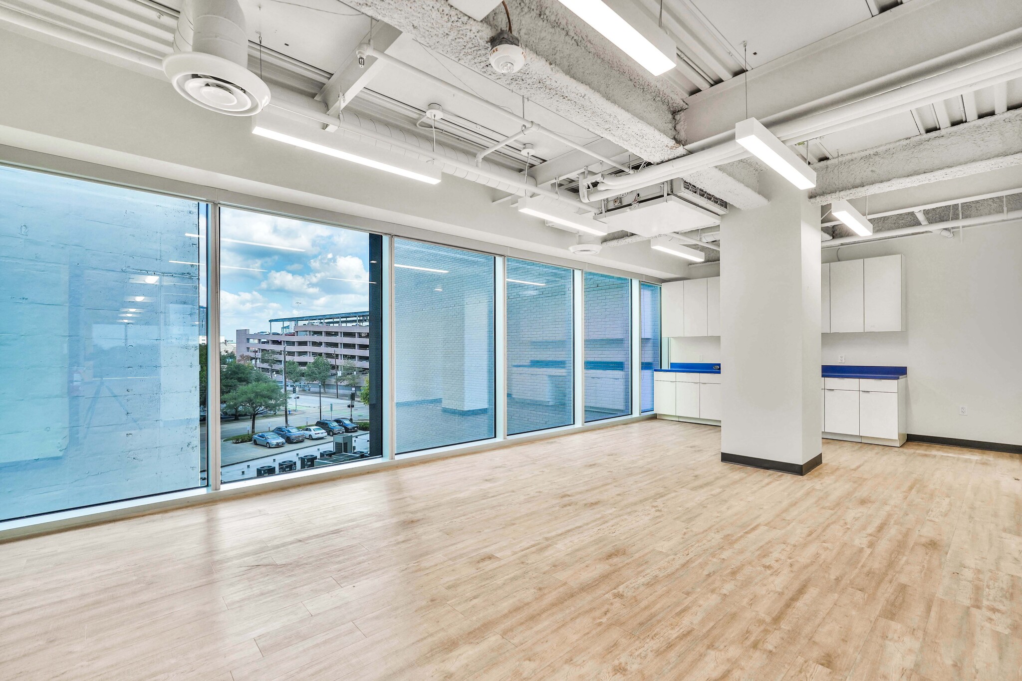 2100 Travis St, Houston, TX to rent Interior Photo- Image 1 of 11