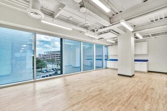 2100 Travis St, Houston, TX to rent Interior Photo- Image 1 of 11