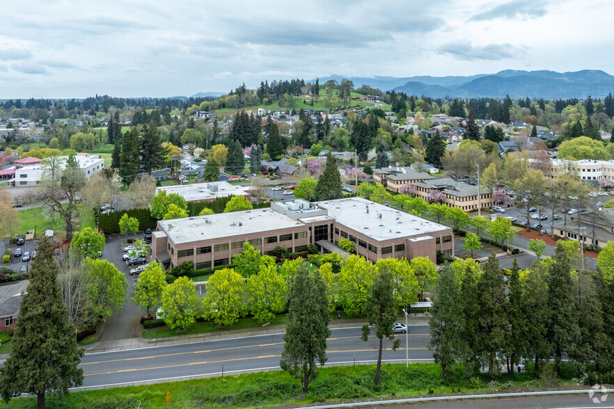 920 Country Club Rd, Eugene, OR for rent - Aerial - Image 3 of 8