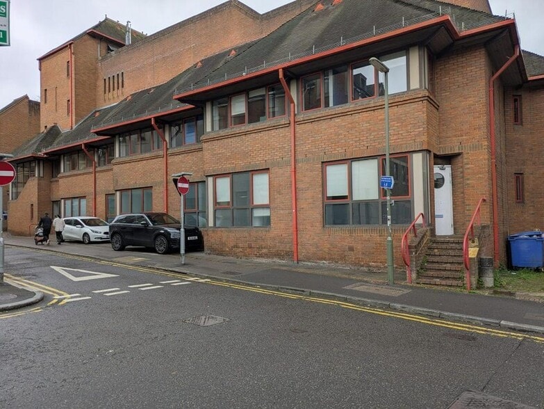 15-21 Haydon Pl, Guildford to rent - Building Photo - Image 1 of 3