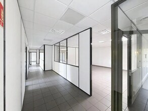 Office in Saint-Priest to rent Interior Photo- Image 1 of 8
