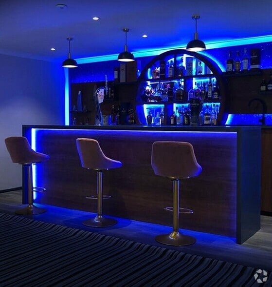 Retail in Madrid, Madrid to rent - Primary Photo - Image 1 of 1