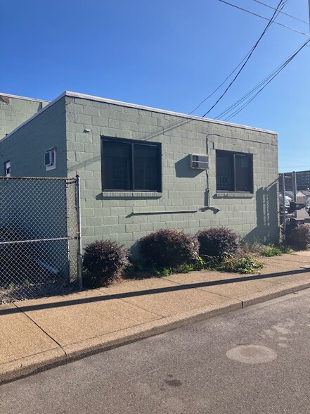 865 2nd Ave, Coraopolis, PA for rent - Building Photo - Image 2 of 13